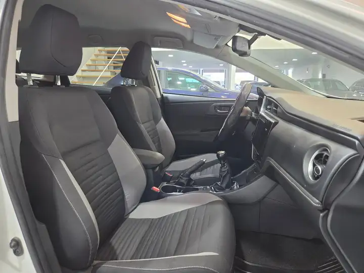 Toyota Auris Touring Sports 90D Business (2015) 2016, foto 9