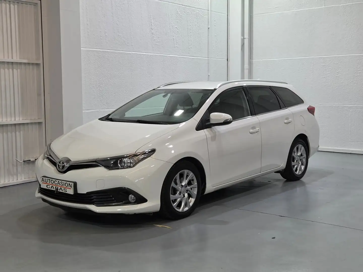 Toyota Auris Touring Sports 90D Business Blanco - 1