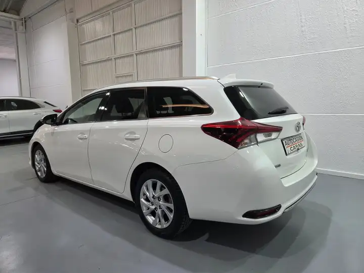 Toyota Auris Touring Sports 90D Business (2015) 2016, foto 3