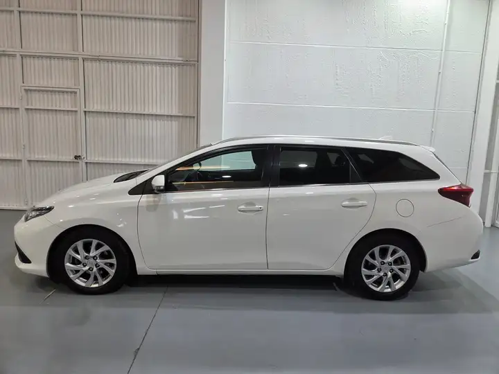 Toyota Auris Touring Sports 90D Business (2015) 2016, foto 2