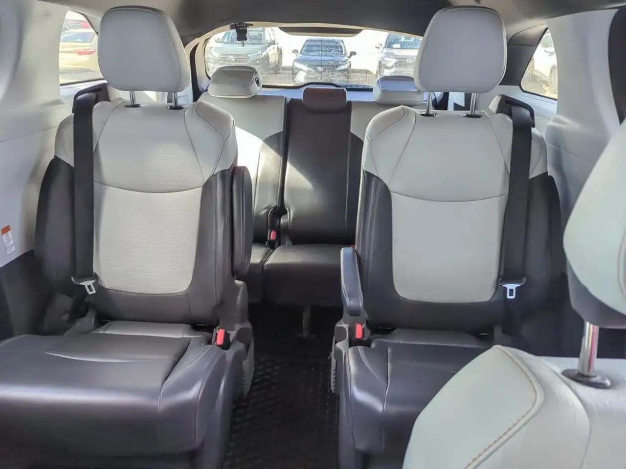 Toyota Sienna снимка Toyota Sienna
