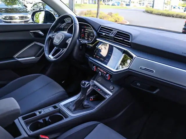 Audi Q3 view 22
