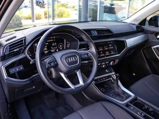 Audi Q3 view 16