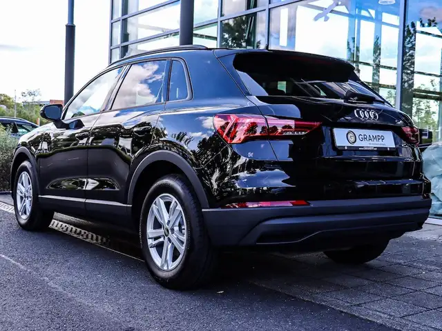 Audi Q3 view 3