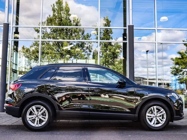 Audi Q3 view 8