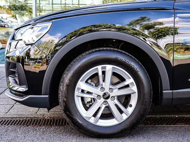 Audi Q3 view 11