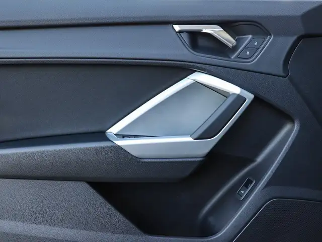 Audi Q3 view 12