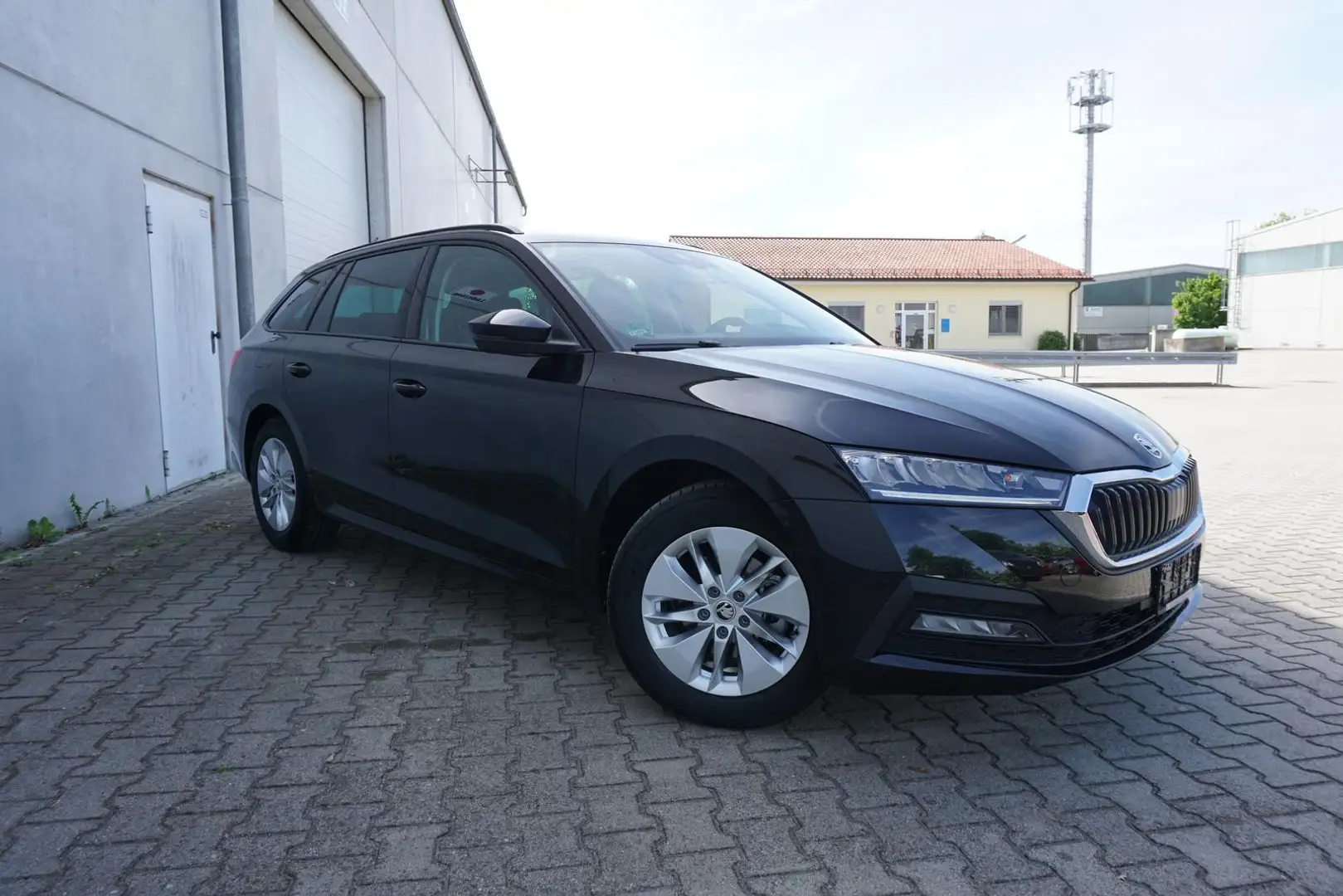 Skoda Octavia 2.0TDI Combi DSG AHK Navi LED PDC SHZ Noir - 1