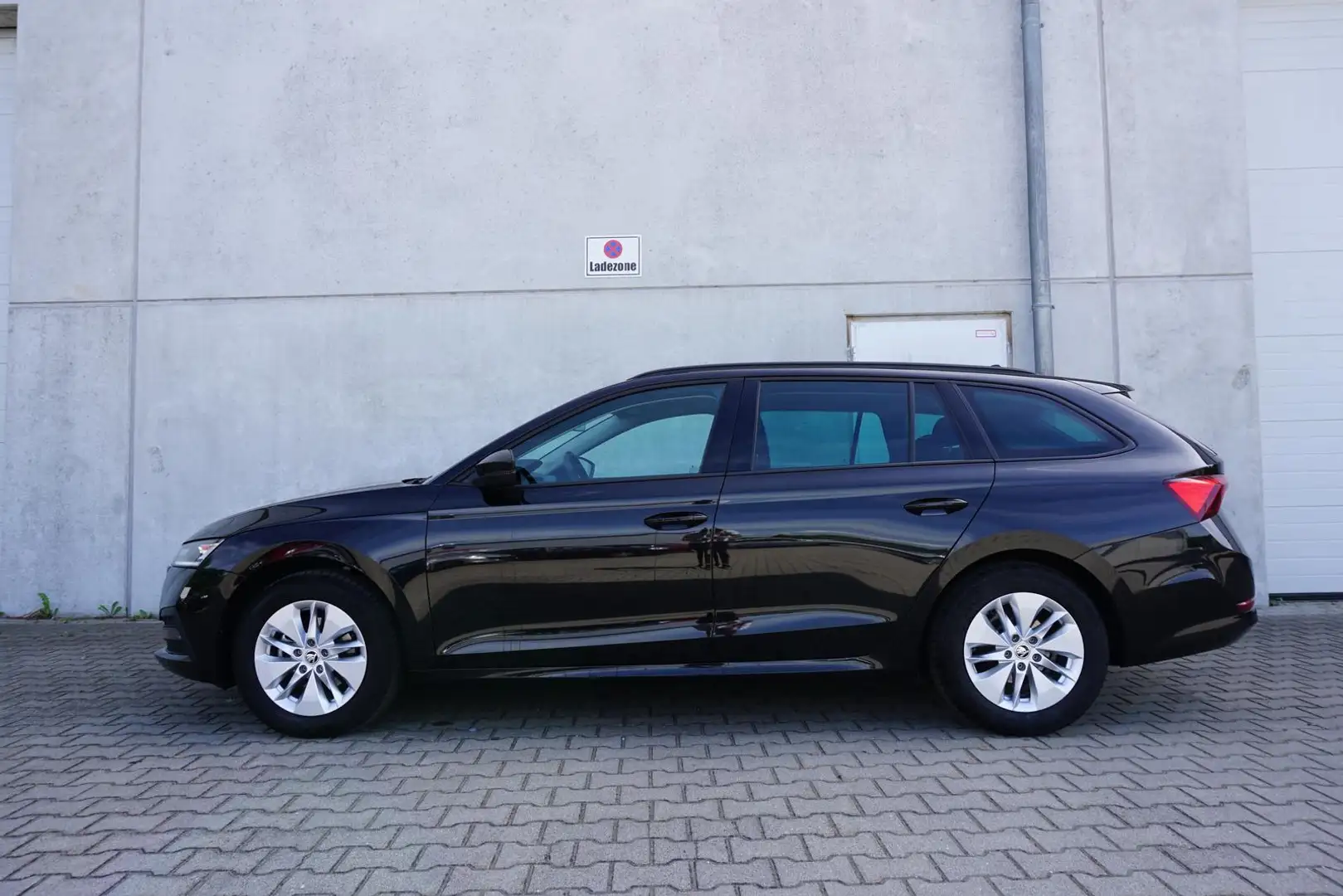 Skoda Octavia 2.0TDI Combi DSG AHK Navi LED PDC SHZ Noir - 2