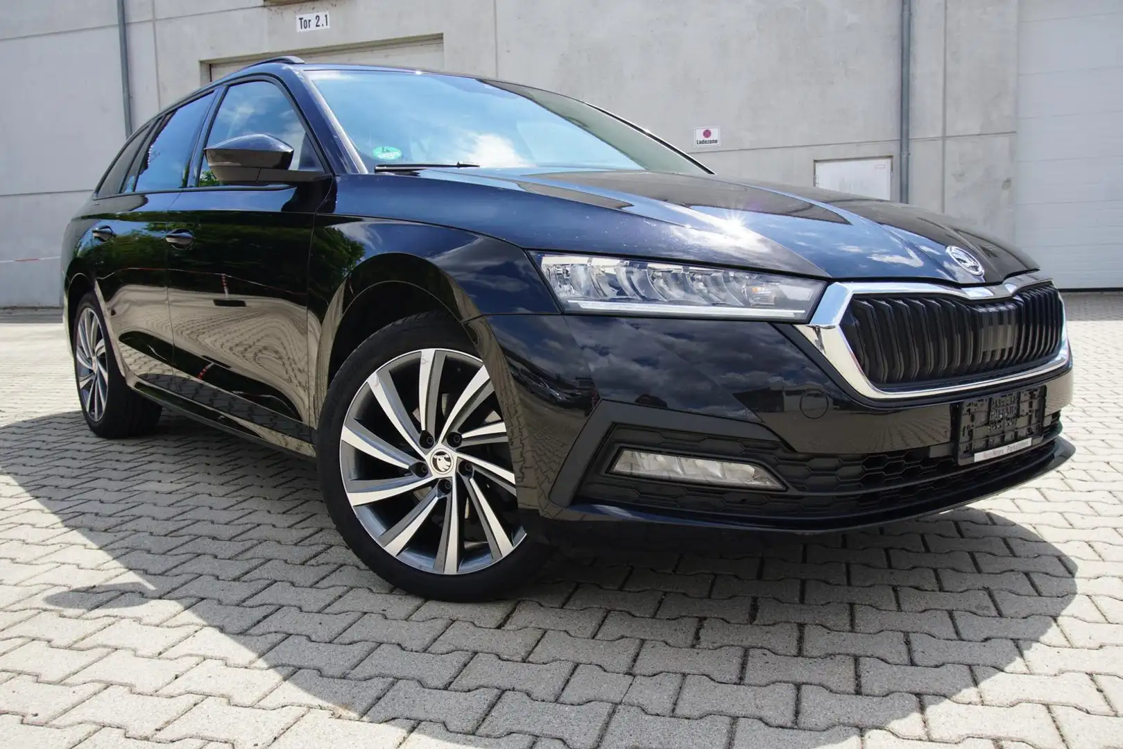 Skoda Octavia 2.0TDI Combi DSG AHK Navi LED PDC SHZ Negru - 1