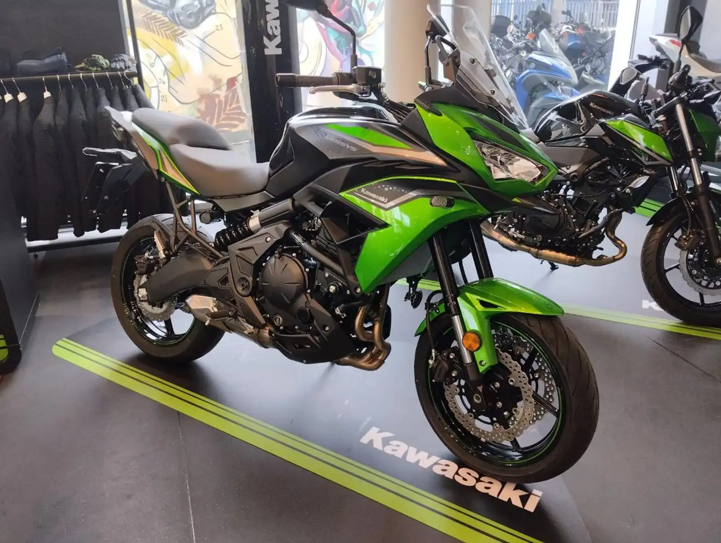 Kawasaki Versys 650 2023 zelena - 1