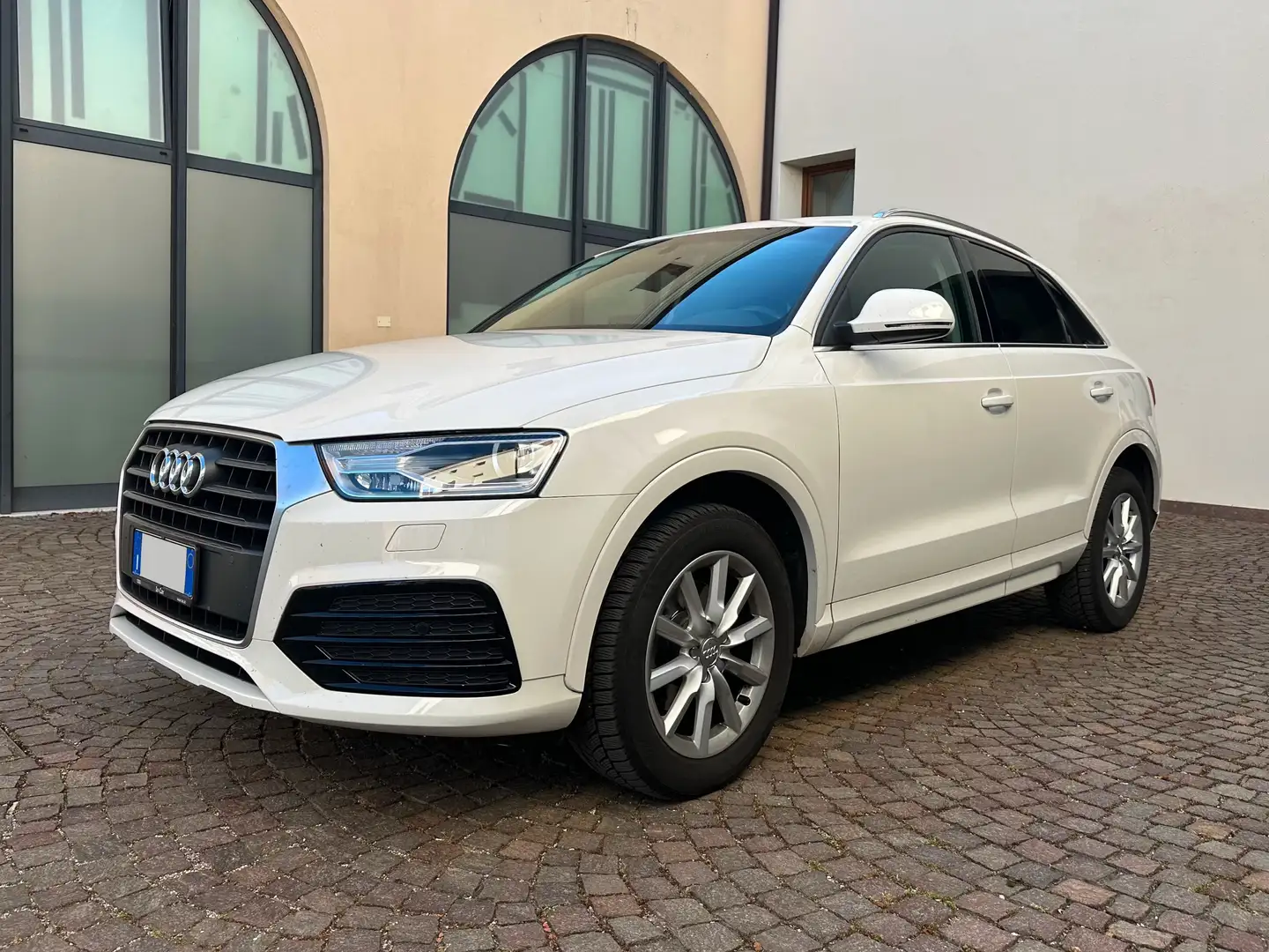 Audi Q3 2.0 TDI 120cv s-tronic Wit - 2