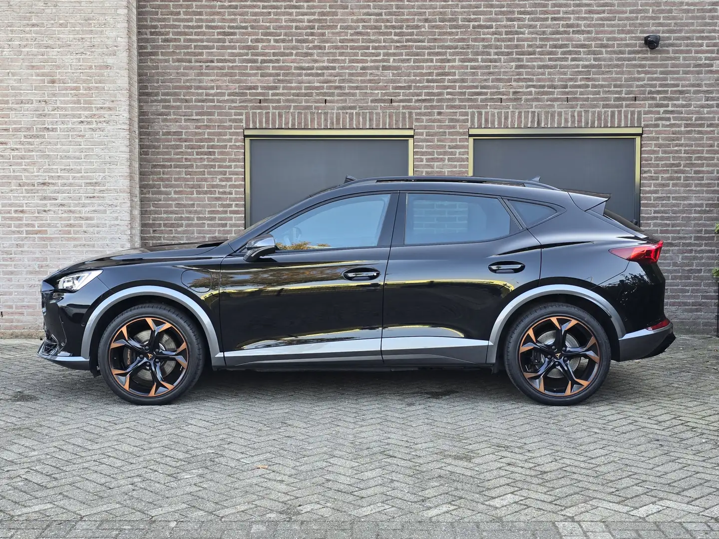 CUPRA Formentor 1.4 e-Hybrid VZ Copper Edition PANO VIRTUAL ADAPTI Zwart - 2