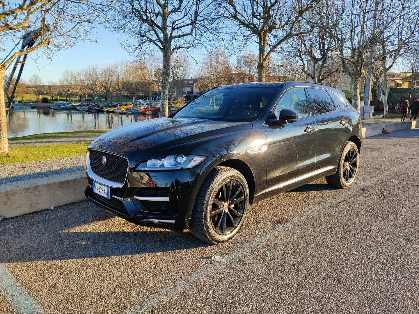 Jaguar F-Pace F-Pace 2.0d i4 R-Sport awd 240cv auto my18 Nero - 1