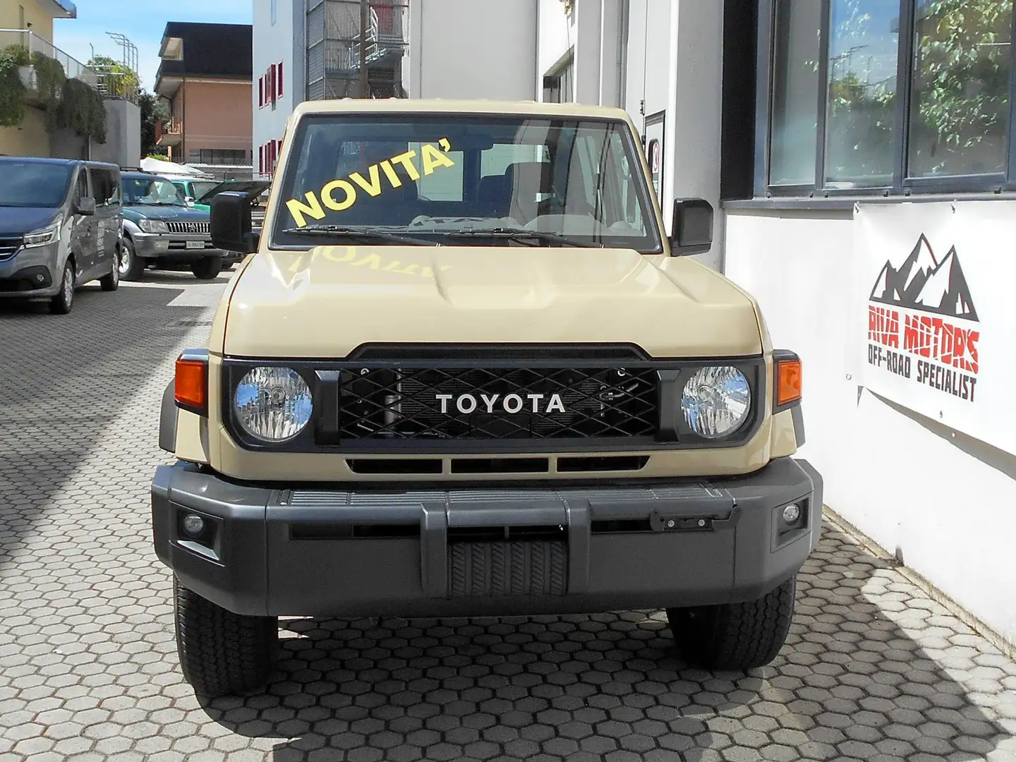 Toyota Land Cruiser GRJ 76 4.0 V6 € 84500 iva inclusa Beige - 2