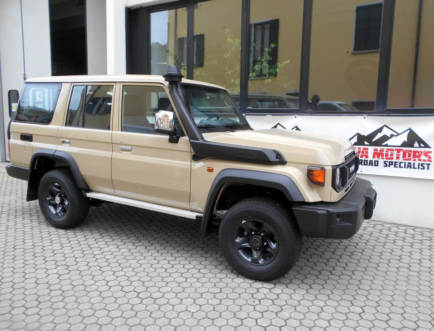 Toyota Land Cruiser GRJ 76 4.0 V6 € 84500 iva inclusa Beige - 2