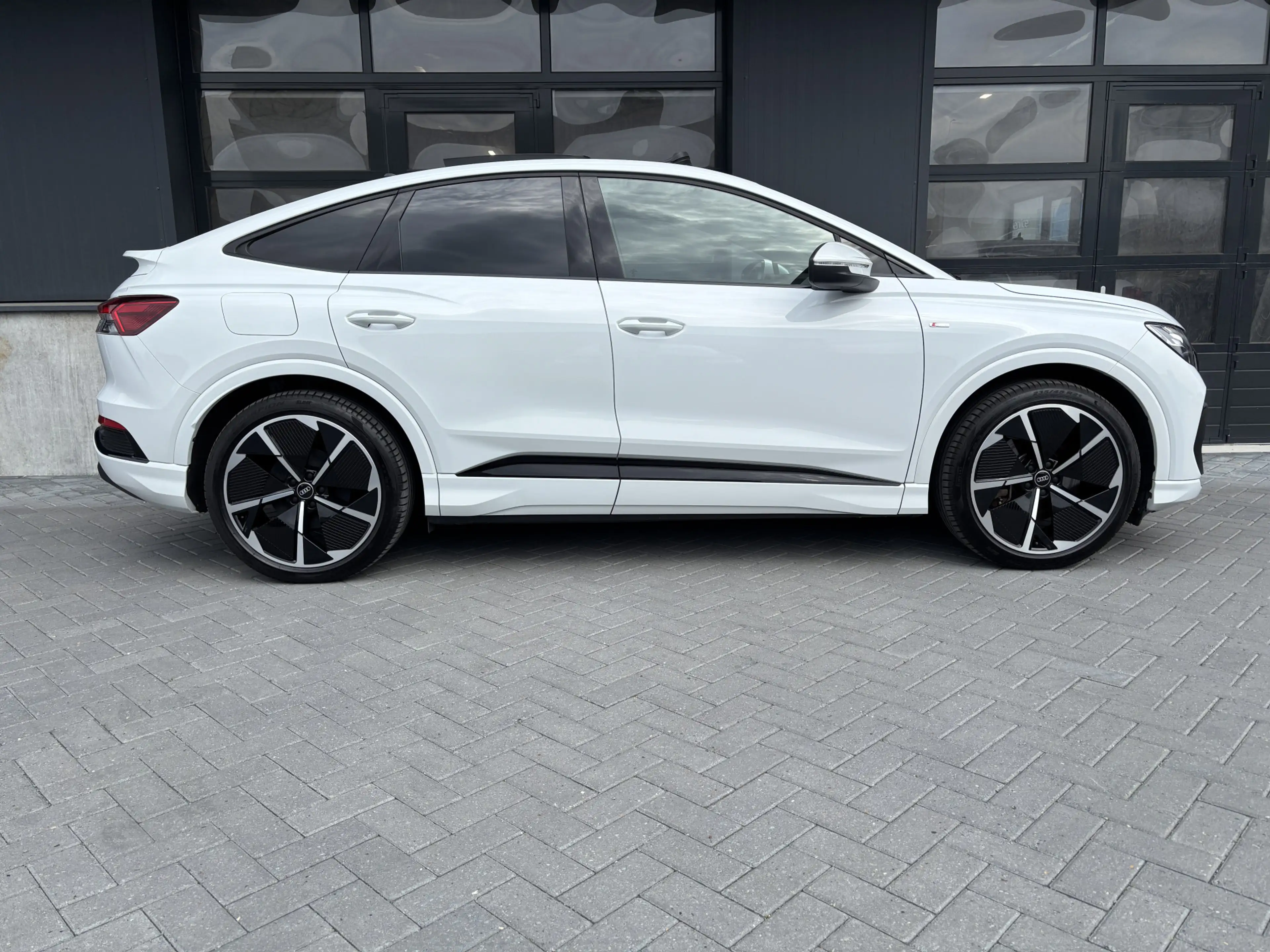 Audi Q4 e-tron Sportback 40 S-line Competition 77 kWh Pano — photo 2