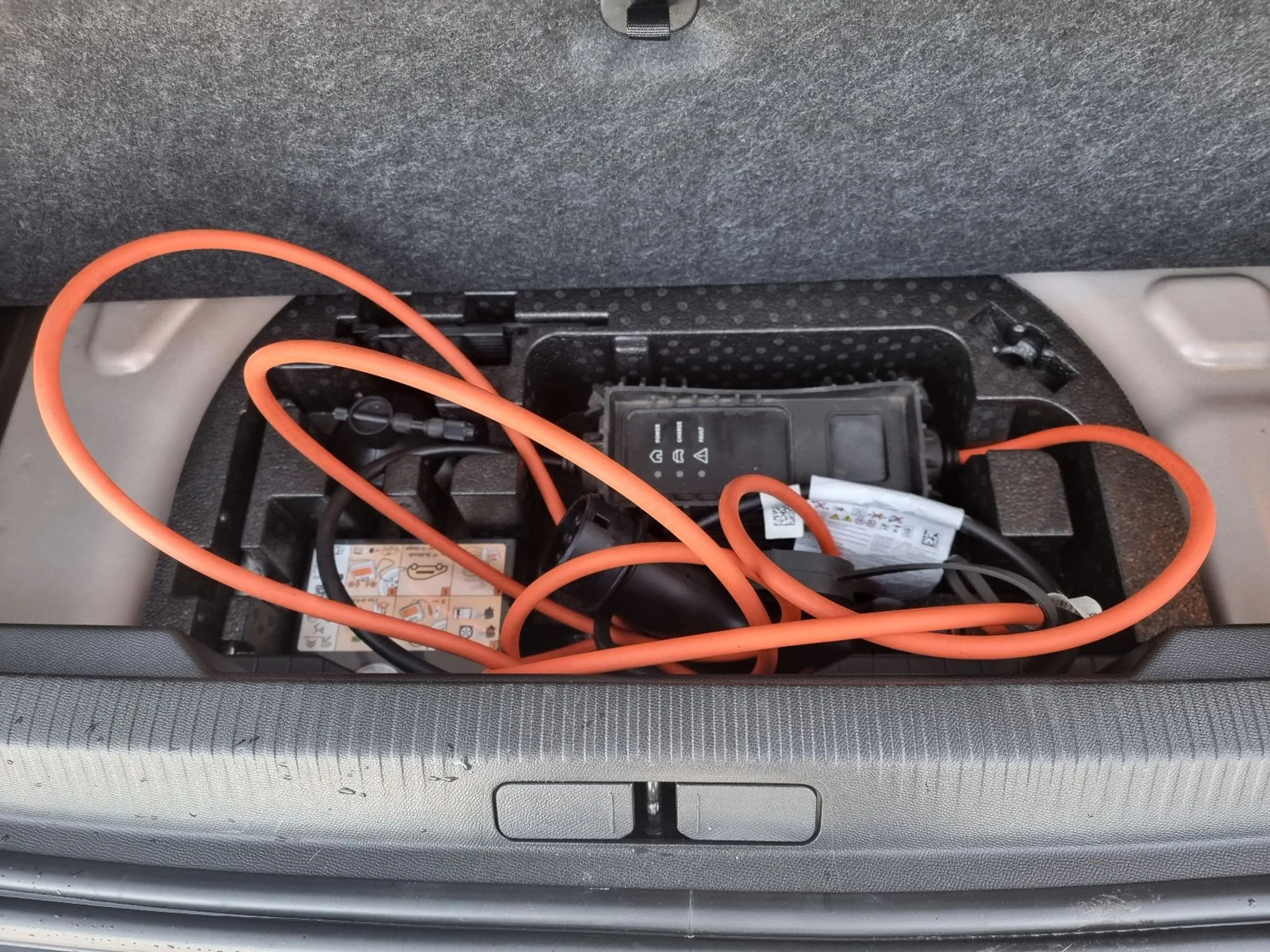 Peugeot 2008 e-2008 Allure Elektro - KLIMA-CARPLAY-PDC-KAMERA — photo 11