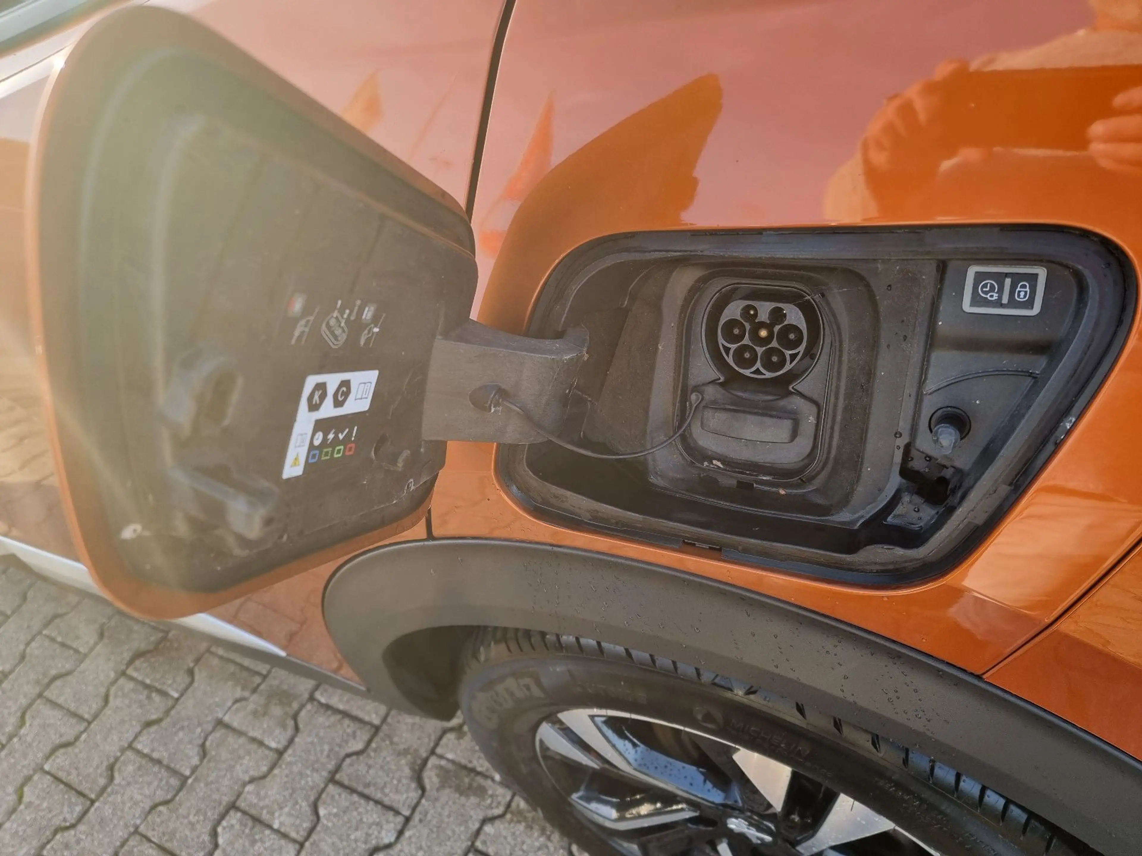 Peugeot 2008 e-2008 Allure Elektro - KLIMA-CARPLAY-PDC-KAMERA — photo 12