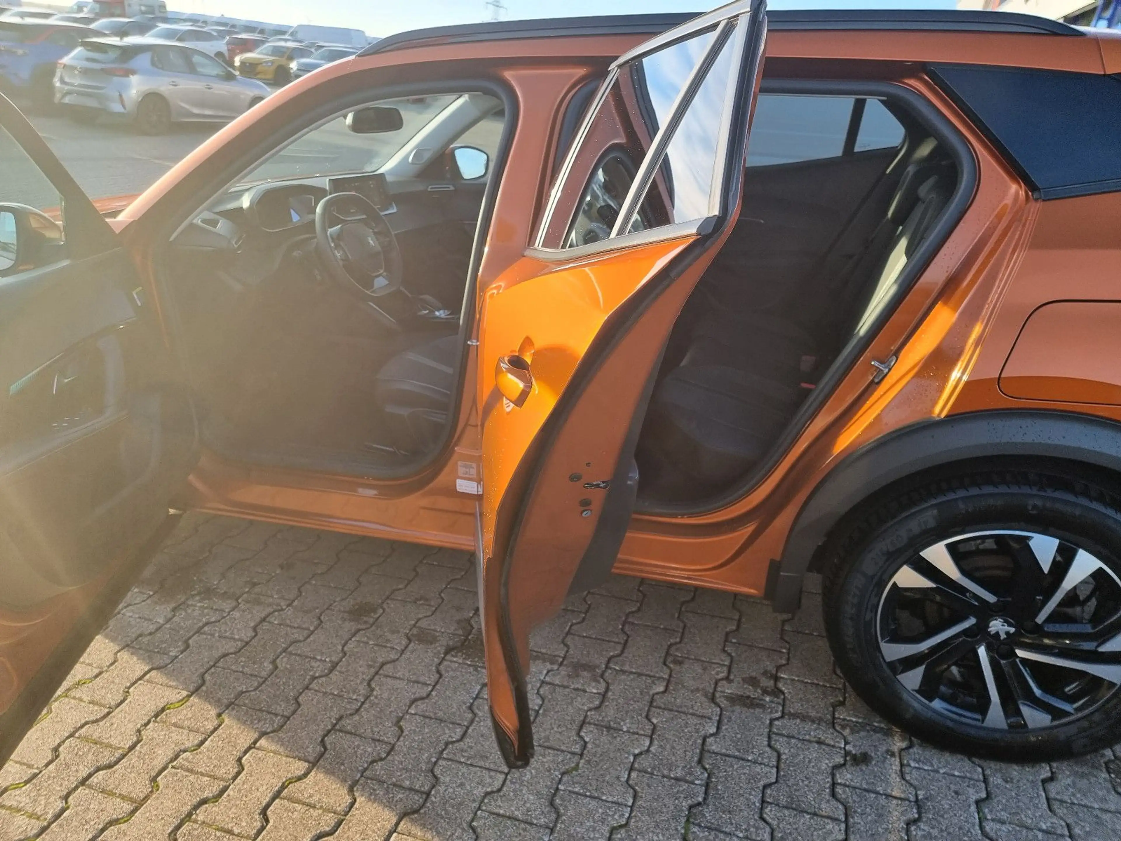 Peugeot 2008 e-2008 Allure Elektro - KLIMA-CARPLAY-PDC-KAMERA — photo 14