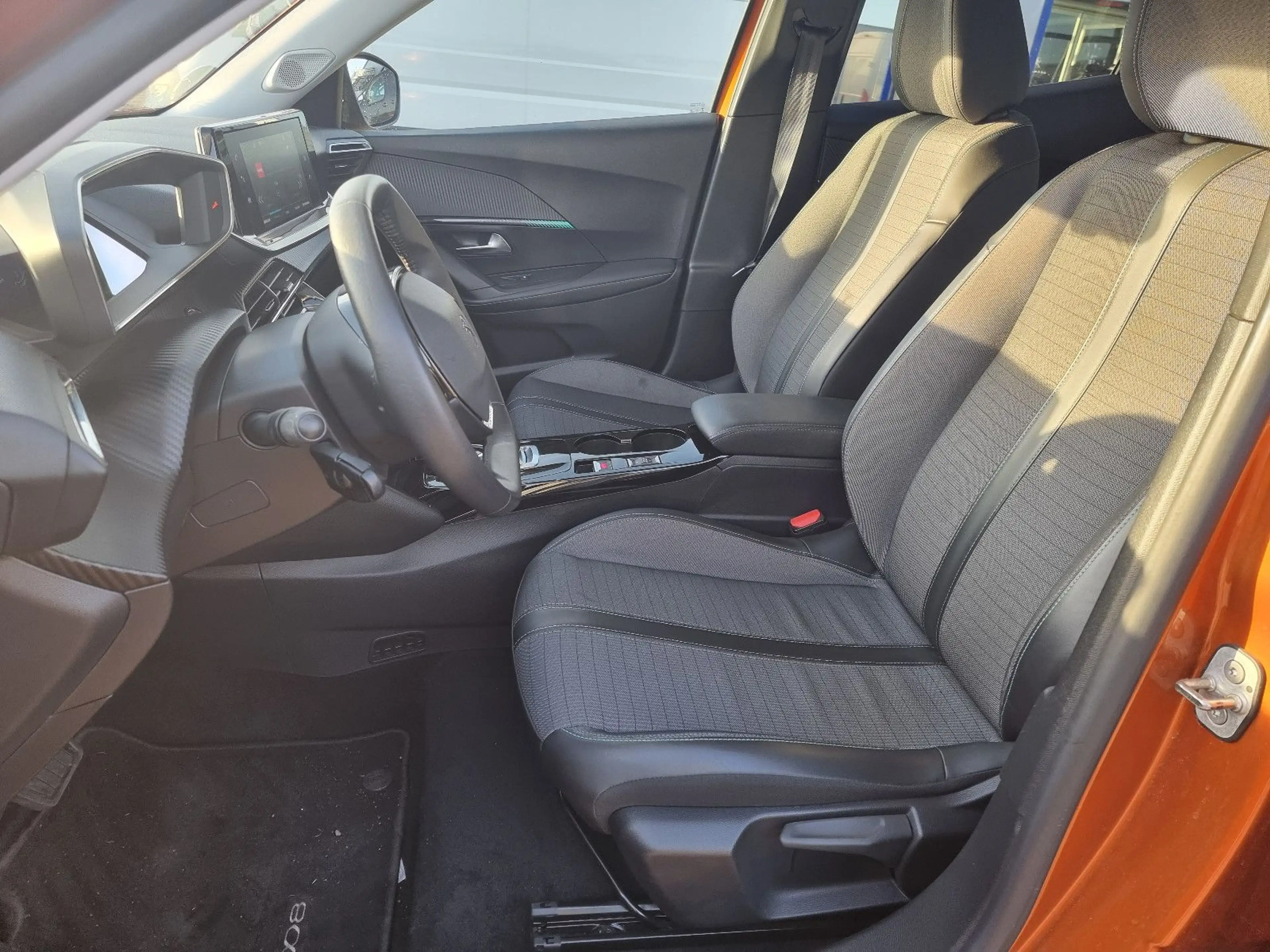 Peugeot 2008 e-2008 Allure Elektro - KLIMA-CARPLAY-PDC-KAMERA — photo 15