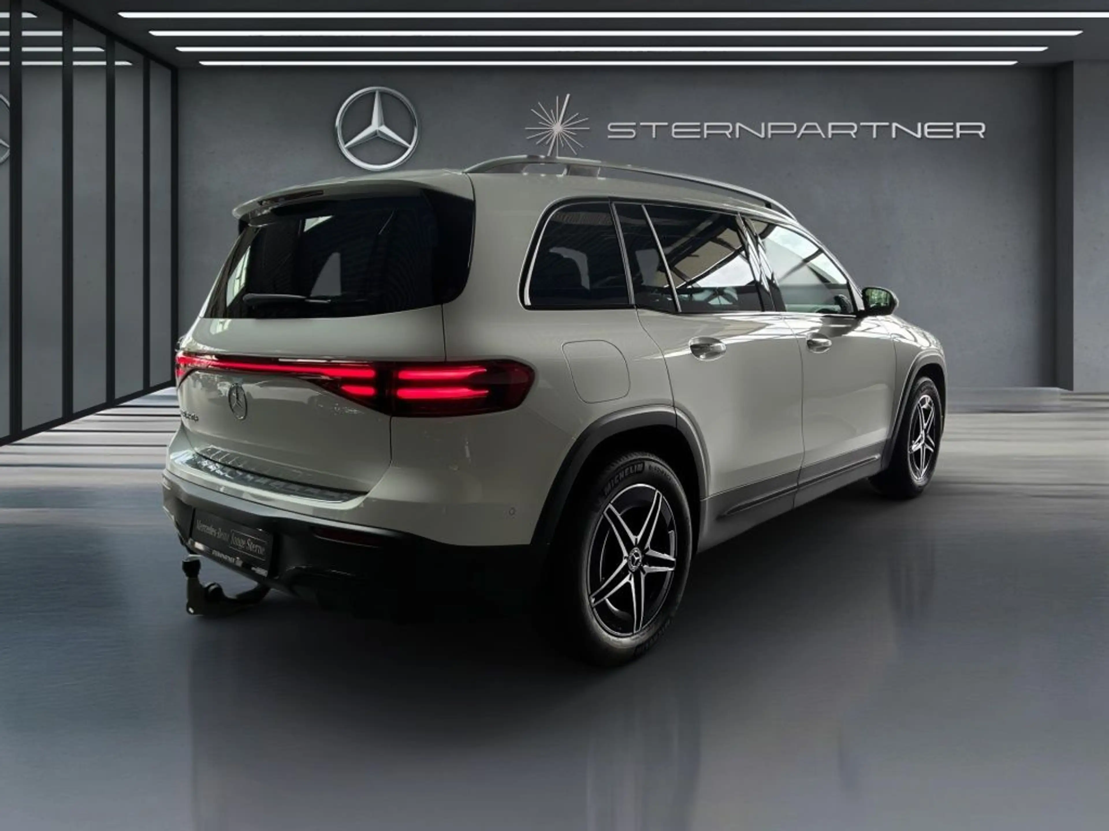 Mercedes-Benz EQB 250 AMG+PANO+NIGHT+AHK+BURMESTER+HUD+360° — photo 13