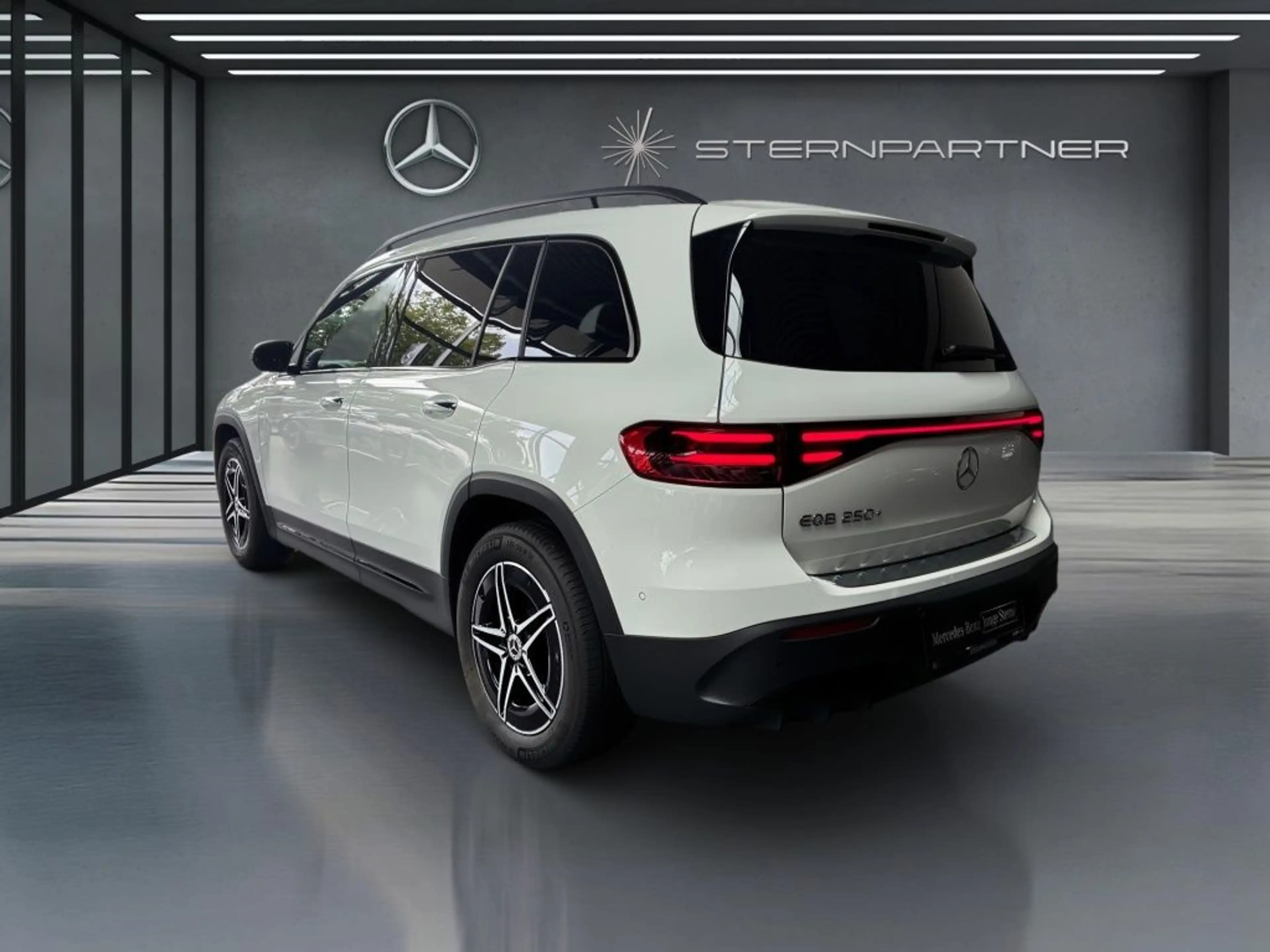 Mercedes-Benz EQB 250 AMG+PANO+NIGHT+AHK+BURMESTER+HUD+360° — photo 9