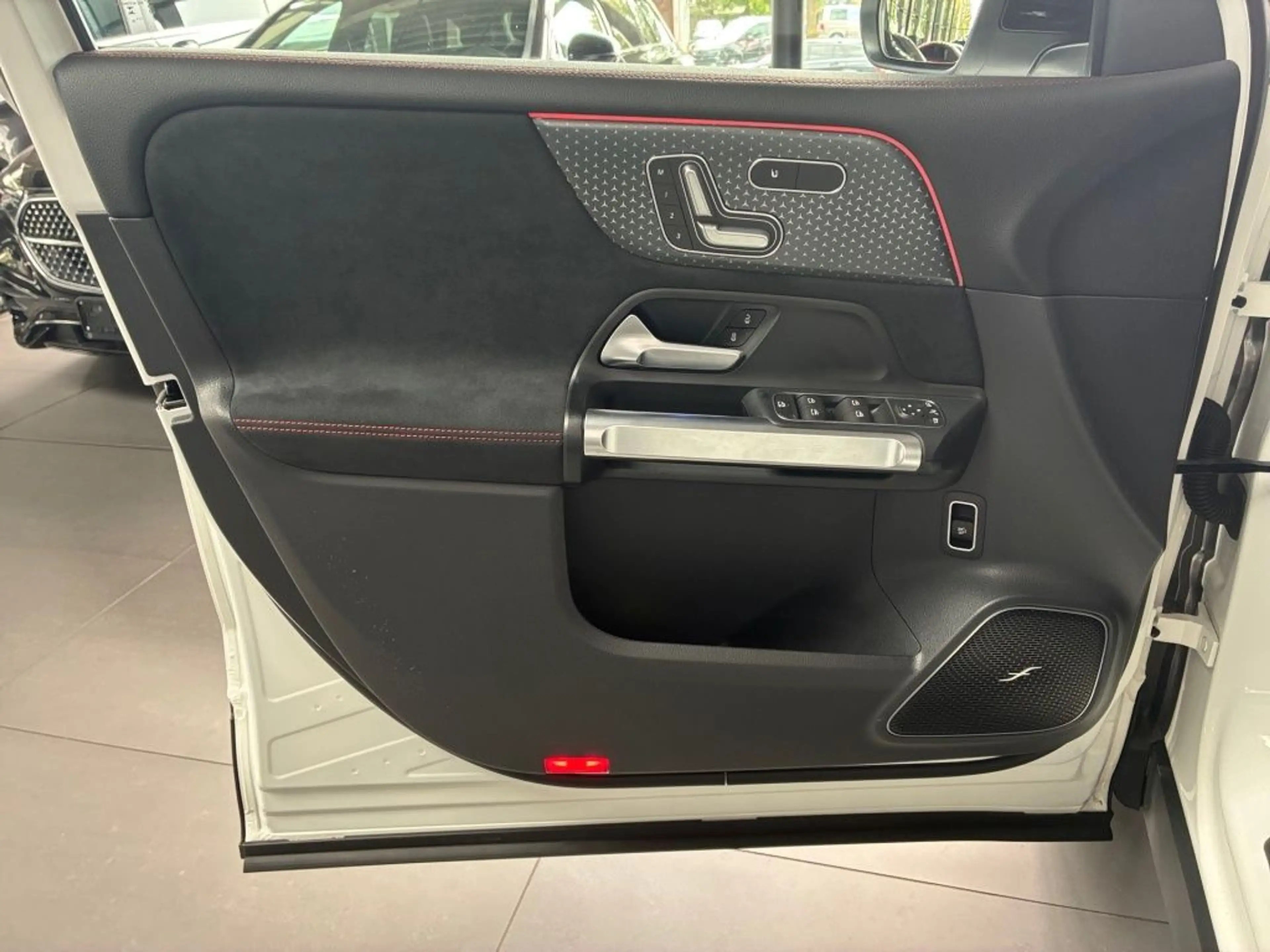 Mercedes-Benz EQB 250 AMG+PANO+NIGHT+AHK+BURMESTER+HUD+360° — photo 6