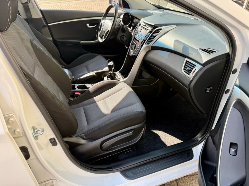 Hyundai i30 YES! 101PS*nur 67TKM*1. Hand*TÜV+Insp Neu*KLIMA*PDC — photo 13