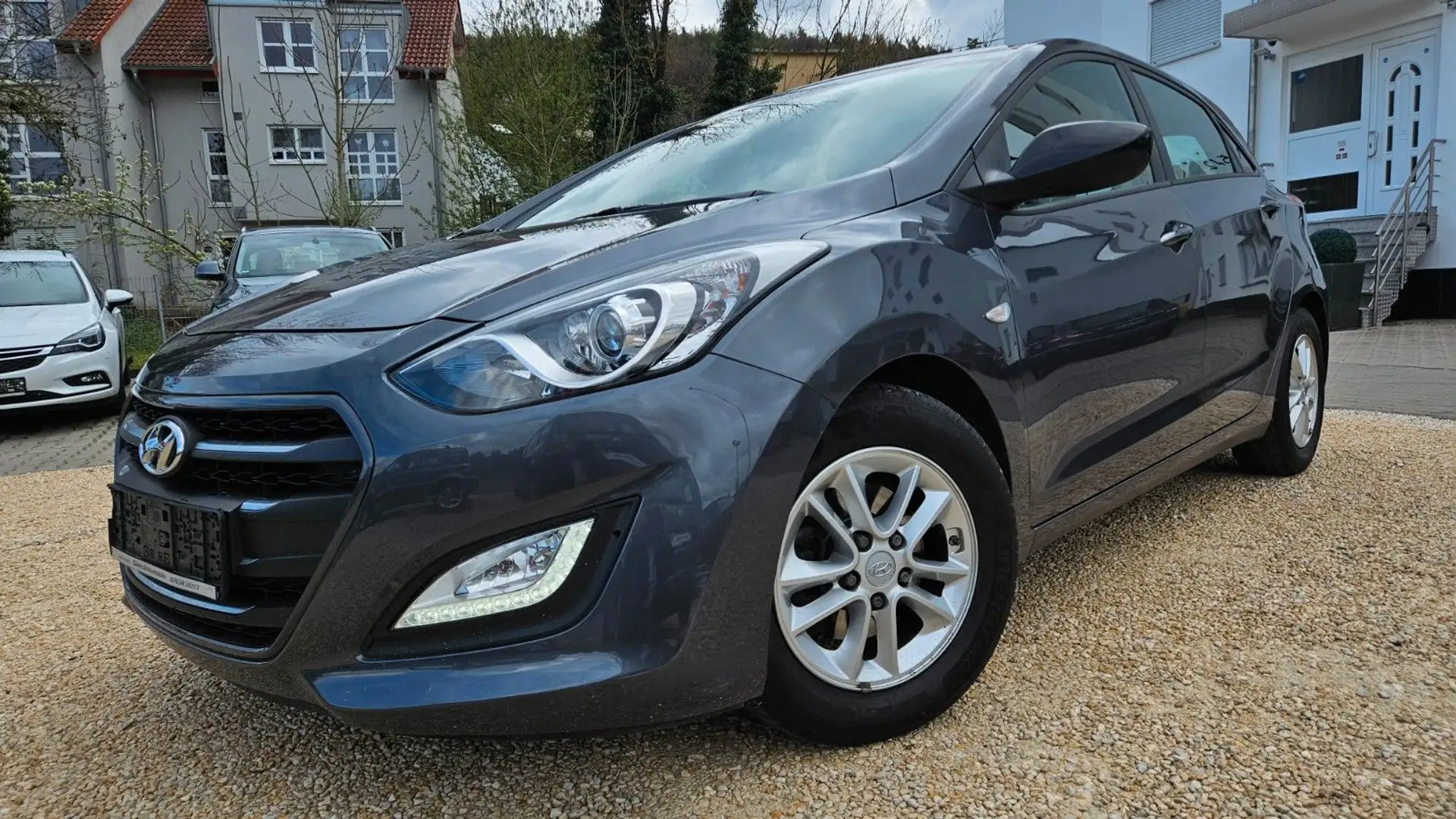 Hyundai i30 1.6+TÜV+GARANTIE+XENON+PARKS+KLIMA+1HAND Gris - 1