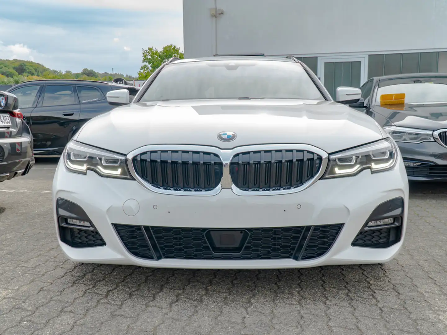 BMW 320 d Touring xDrive M-Sport AHK LED ACC NAVI Weiß - 2