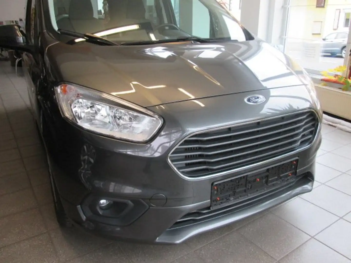 Ford Tourneo Courier Titanium Grau - 2