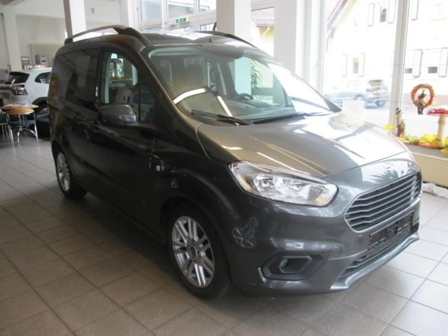 Ford Tourneo Courier Titanium Grau - 1