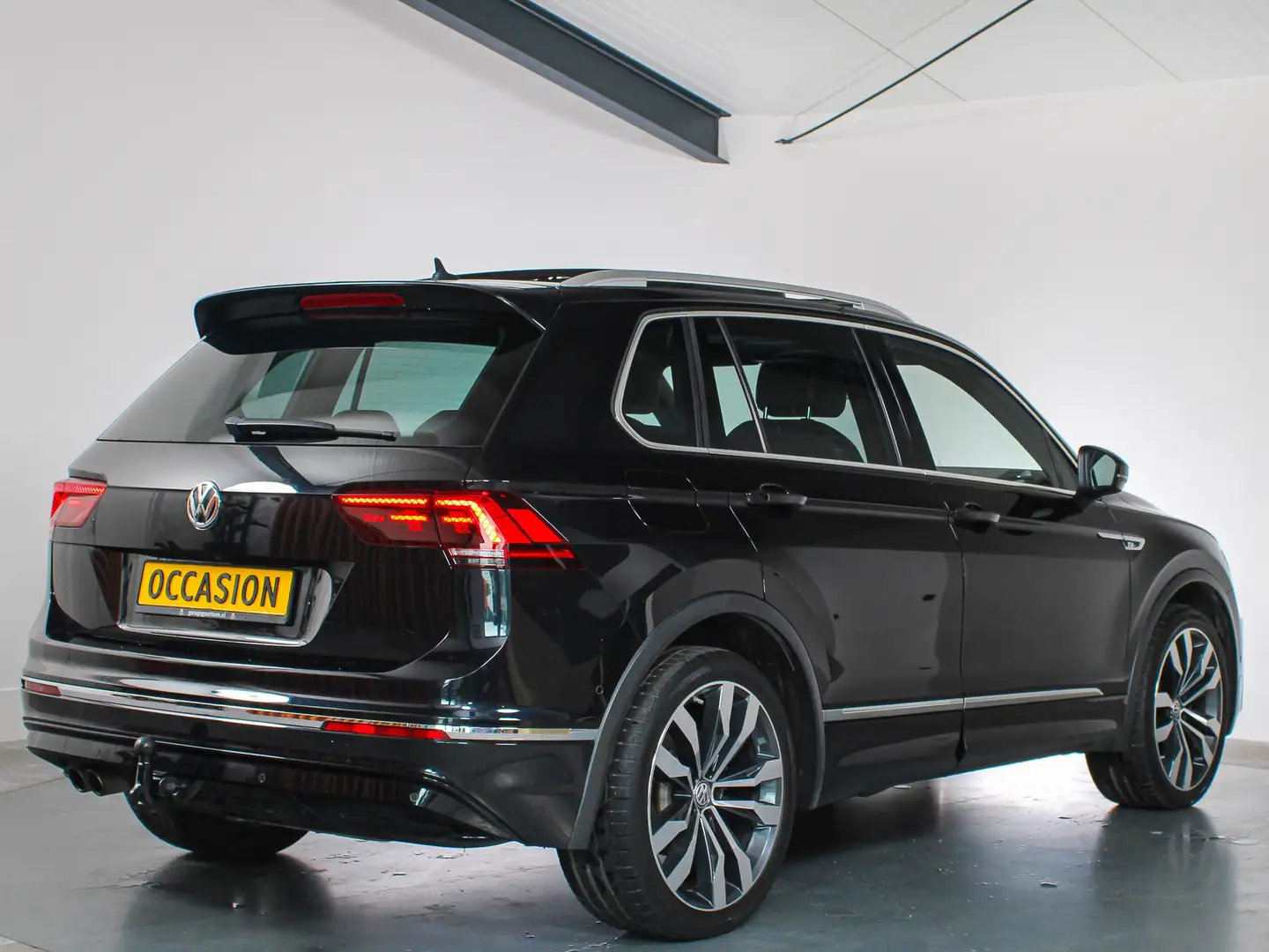 Volkswagen Tiguan 2.0 TSI 4Motion Highline, Volledig R-line, Trekhaa Zwart - 2