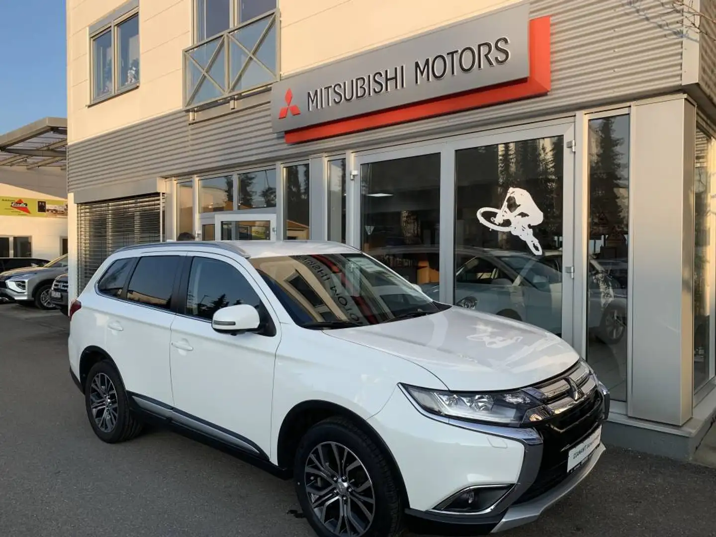 Mitsubishi Outlander Edition 100+ 2.2 DI-D 4WD Automatik Weiß - 1