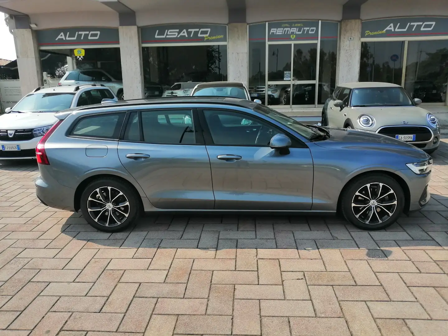 Volvo V60 V60 2.0 d3 Momentum geartronic my20 Gris - 1