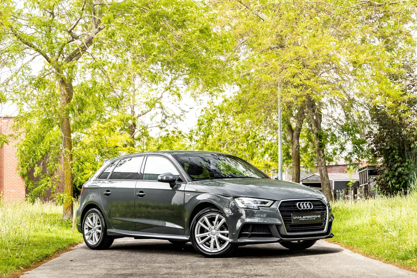 Audi A3 Sportback 35 TFSI S-line S-tronic * Navi * LED * Grijs - 1