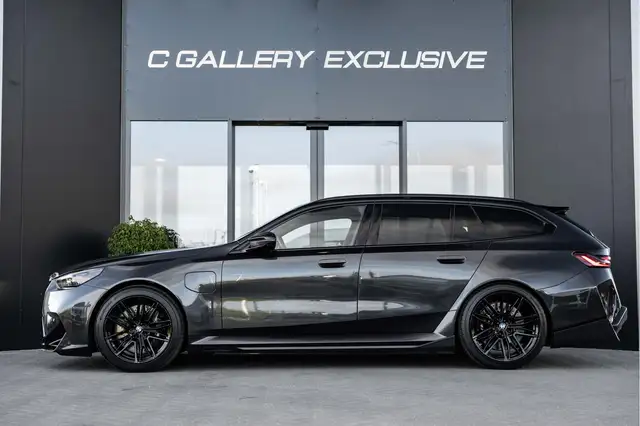 BMW M5 view 4