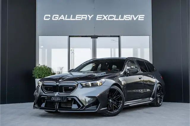 BMW M5 view 3