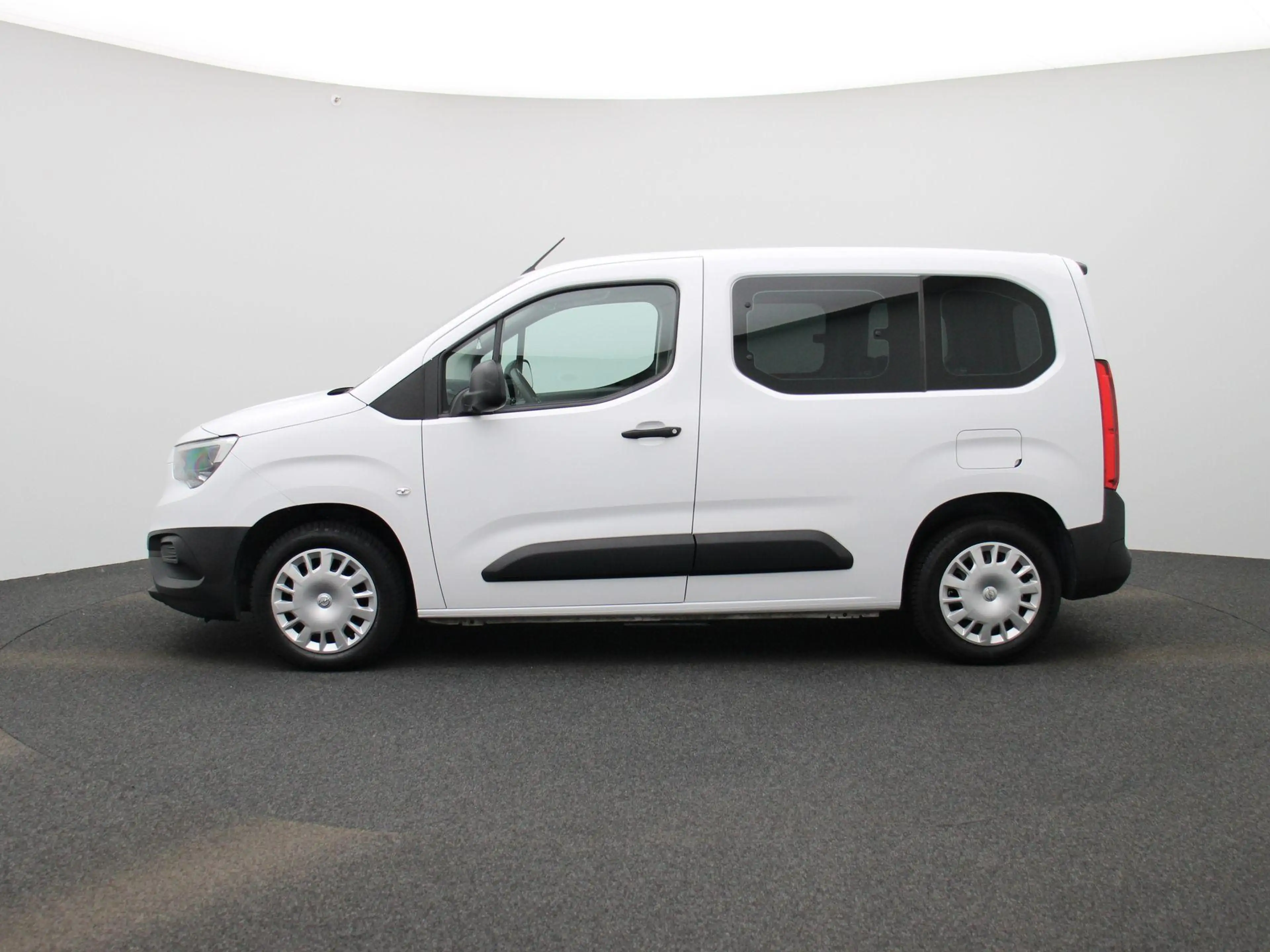 Opel Combo Life 1.5 Turbo D 100 MT6 Edition — photo 4