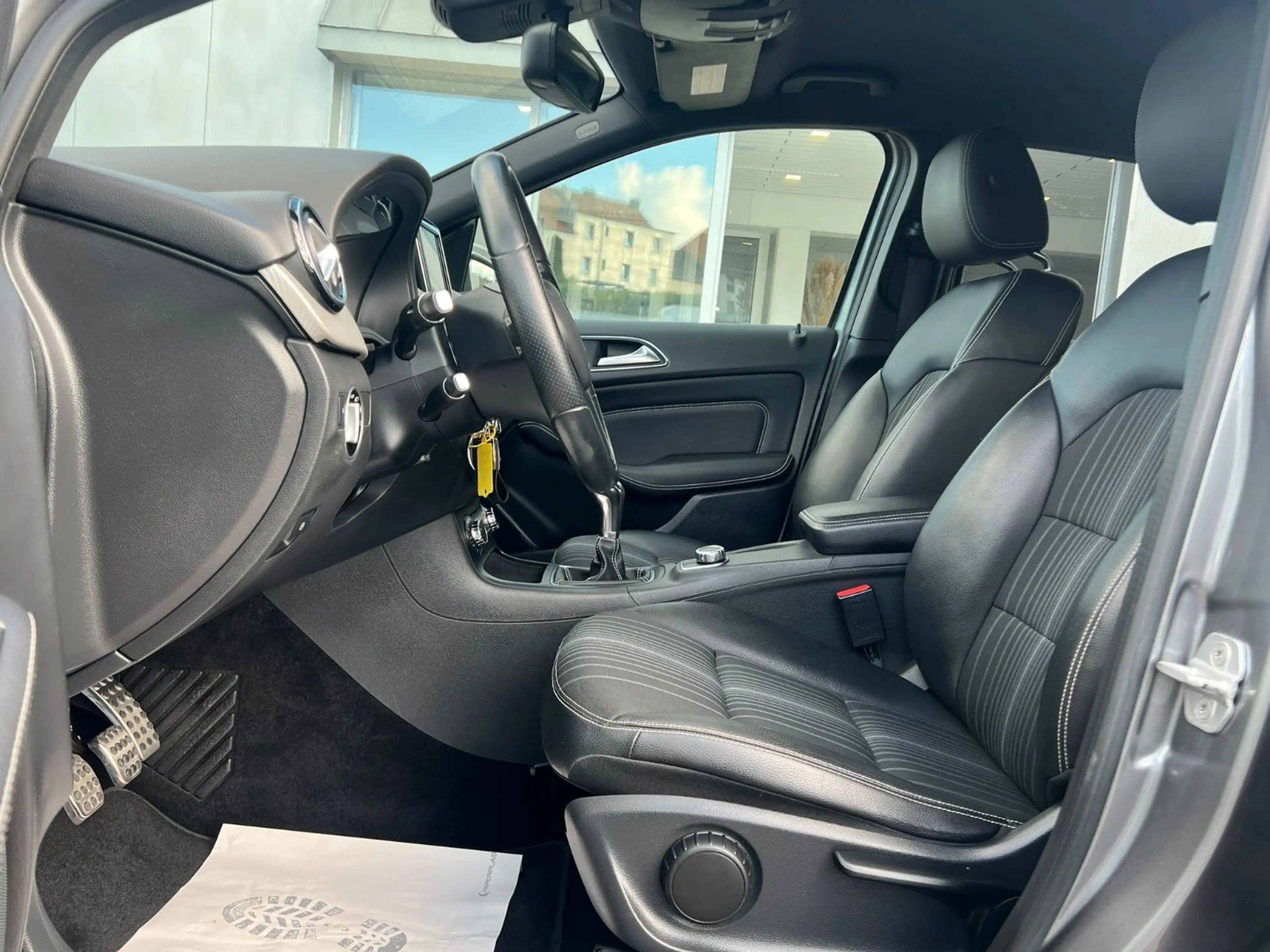 Mercedes-Benz B 200 -KLIMA-NAVI-BLUETOOTH-PDC-BIXENON-TEILLEDER — photo 8