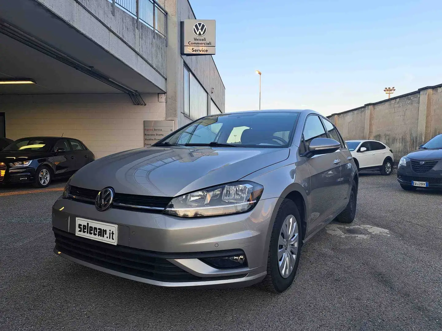 Volkswagen Golf Golf 5p 1.6 tdi Trendline 90cv Autocarro Argento - 1
