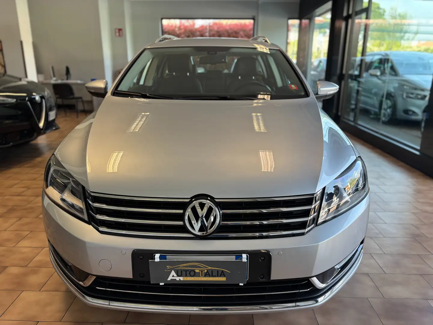 Volkswagen Passat Variant 2.0 tdi Highline 4motion*tagliandi certificati* Grijs - 2