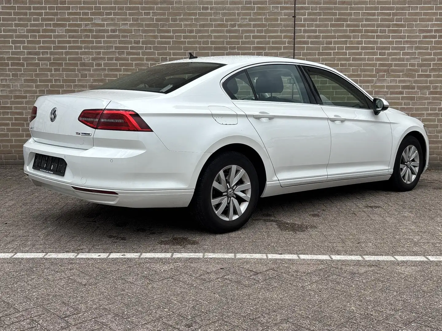 Volkswagen Passat 1.6 TDI Connected Series | € 8.950,- NETTO! | Clim Wit - 2
