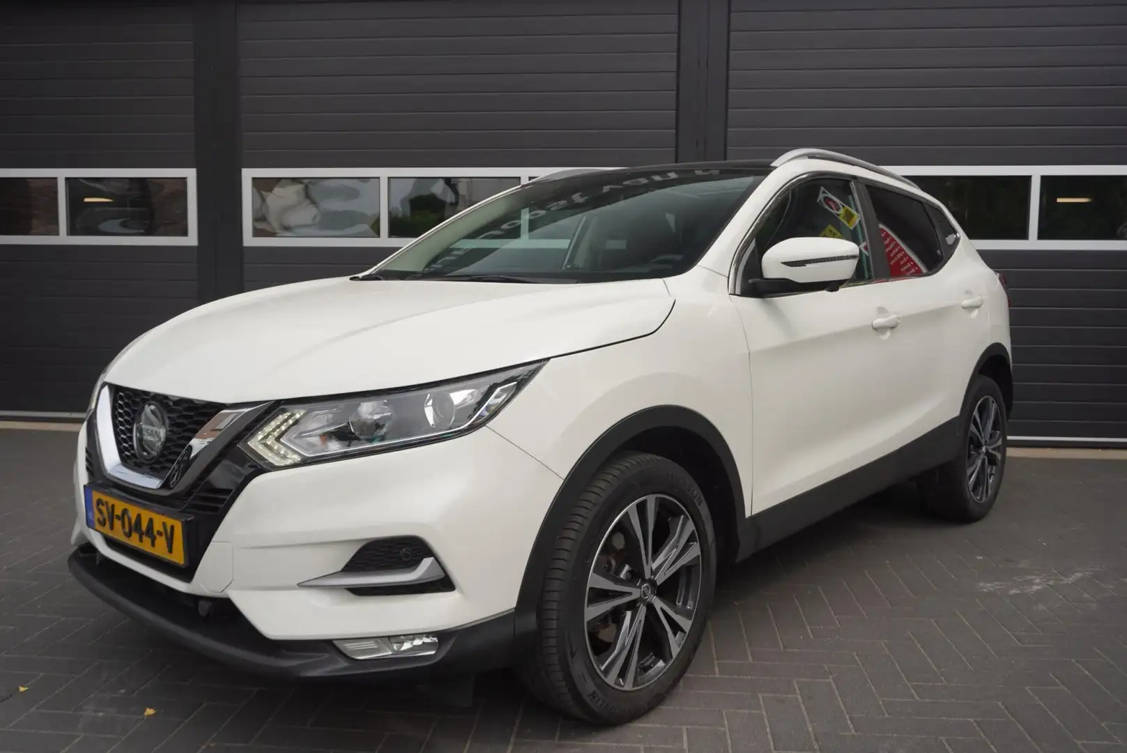 Nissan Qashqai 1.2 N-Connecta Pano.dak/Camera/Climate Control/CC/ Wit - 1