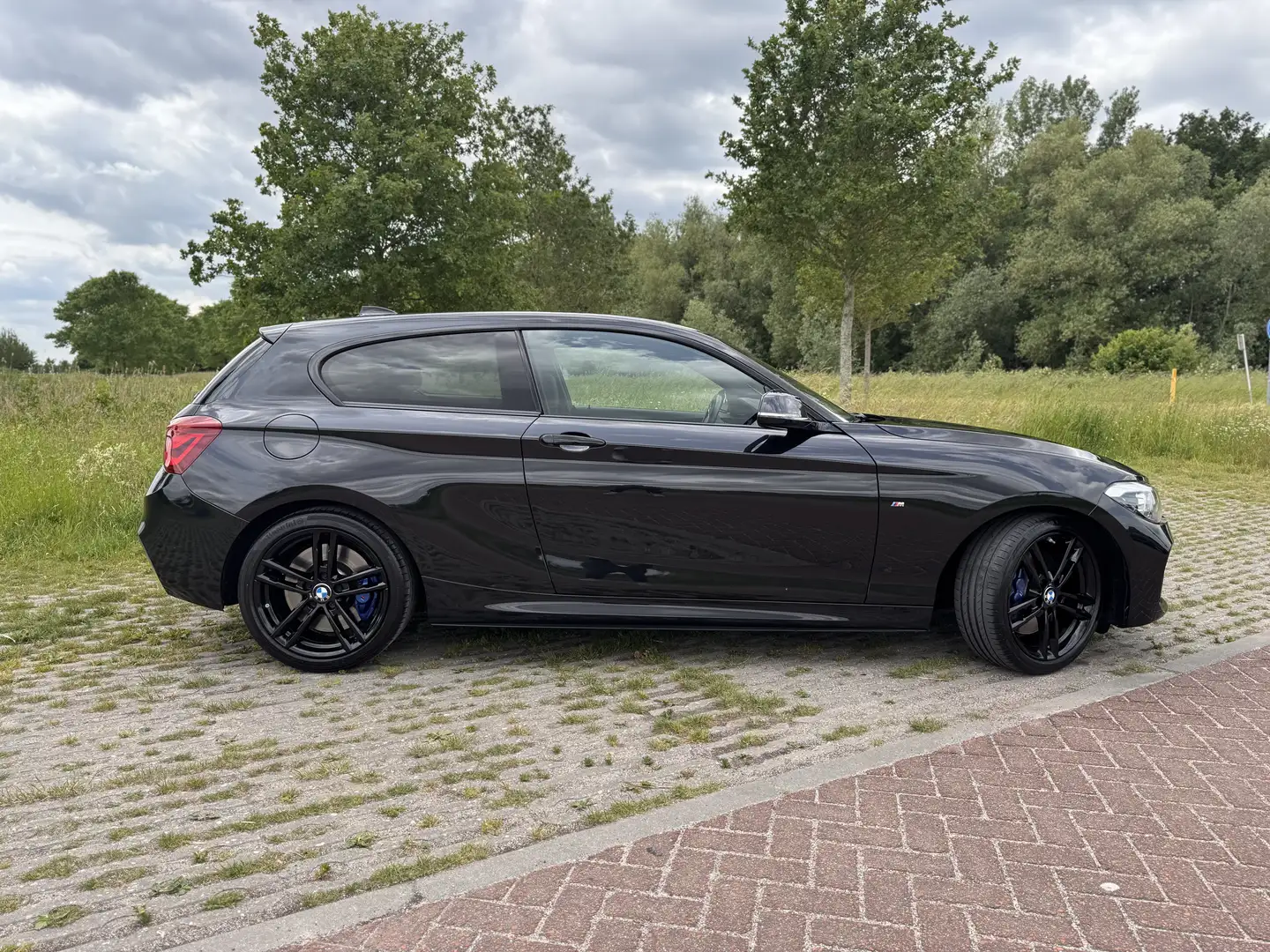 BMW 118 M Sport Shadow line Harman&Kardon Pano High Exec Zwart - 2
