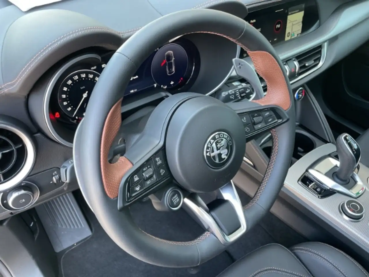 Alfa Romeo Stelvio 2025 — фото 12