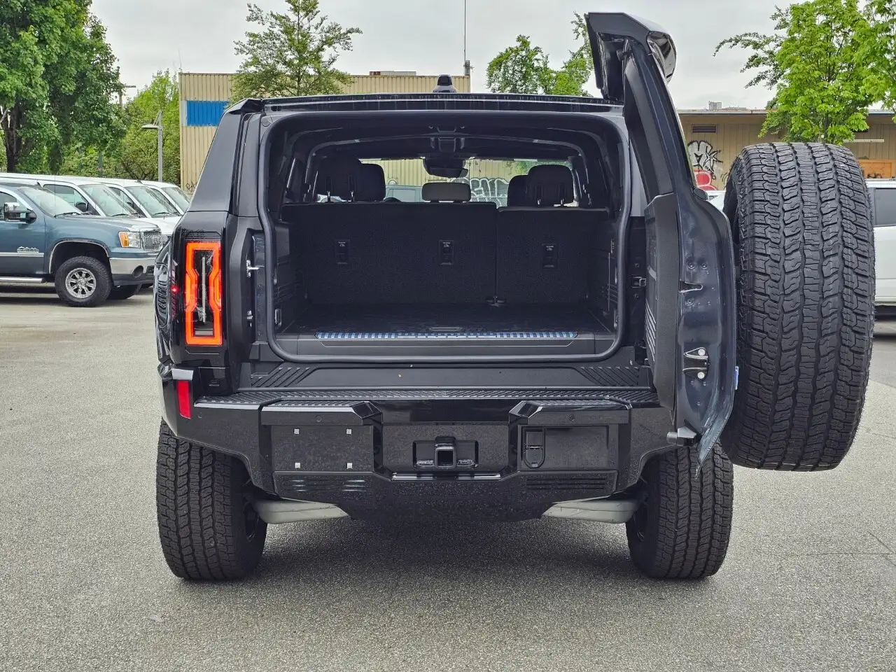 GMC HUMMER EV SUV снимка GMC HUMMER EV SUV