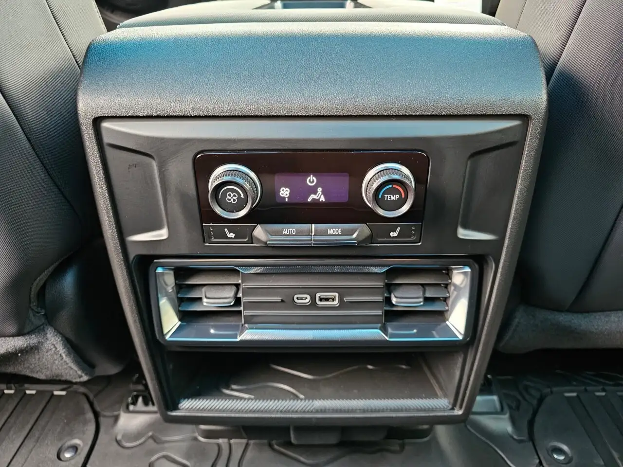 GMC HUMMER EV SUV снимка GMC HUMMER EV SUV
