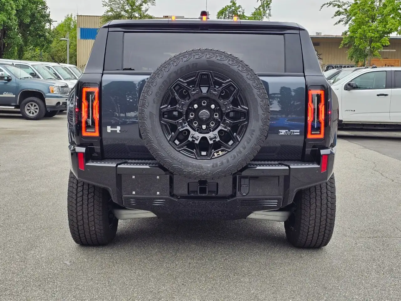 GMC HUMMER EV SUV снимка GMC HUMMER EV SUV